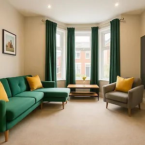 4 Bedroom Spacious House In Holiday home Cardiff